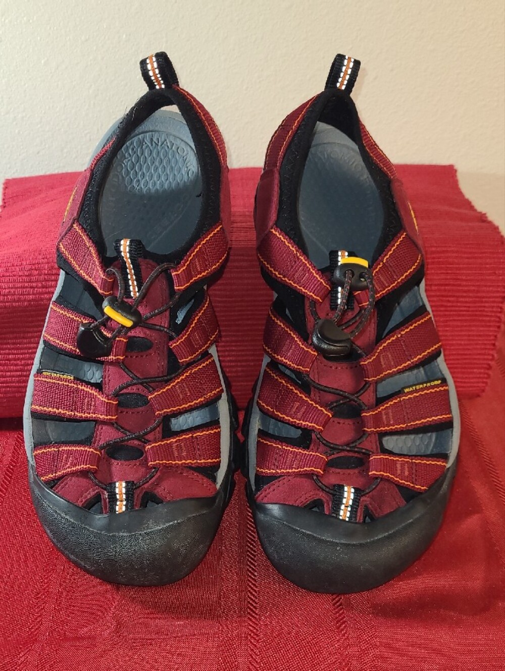 Keen Women's Newport H2 Maroon and Black Outdoor Sport Sandals Size 8.5 - Picture 3 of 10